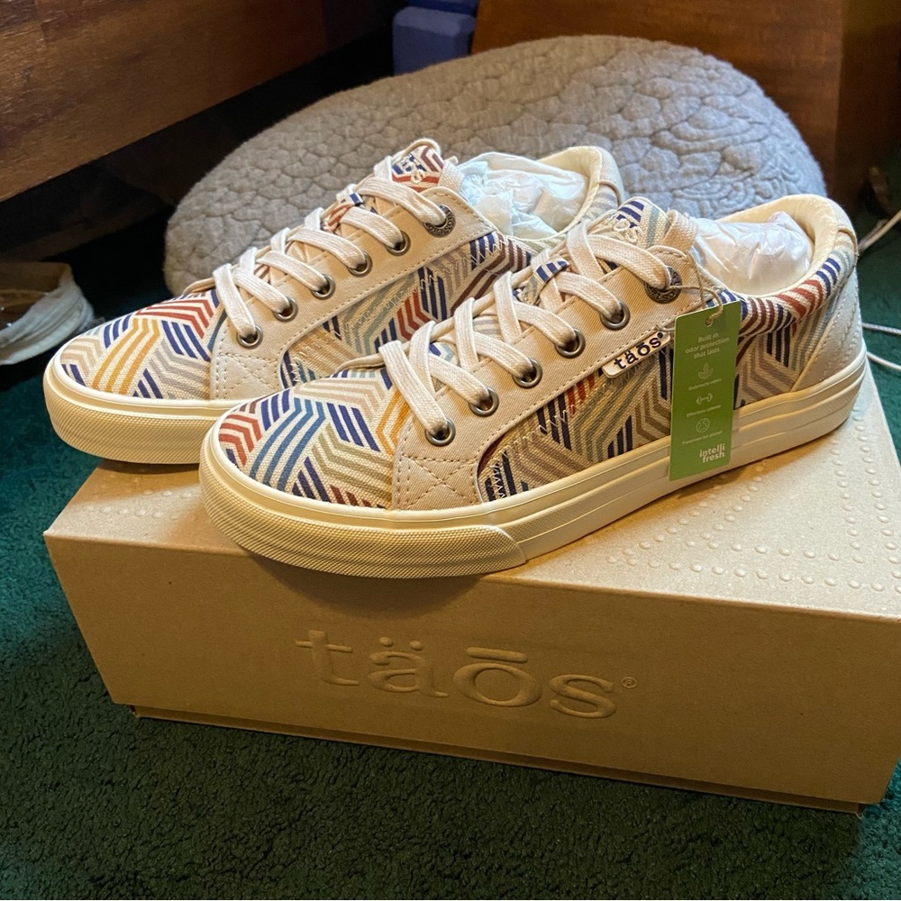 NWT Taos Plim Soul Geomstric Women’s Canvas Sneaker